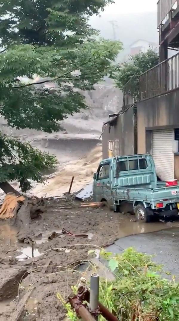 นาทีระทึก โคลนถล่มลงมาจากภูเขาอย่างรุนแรง หลังฝนตกหนักต่อเนื่องที่เมืองอาตามิ จังหวัดชิซุโอกะ ในญี่ปุ่นเมื่อ3 ก.ค.64 ดับ 2 ศพ ยังสูญหายอีก 20 ราย