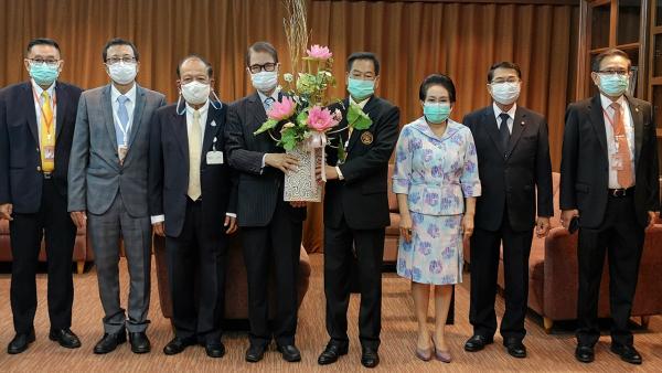 แฮปปี้นิวเยียร์ ไพรัช วรปาณิ มอบดอกไม้อวยพรให้ อรรถพล ใหญ่สว่าง ประธานกรรมการอัยการ เนื่องในโอกาสวันขึ้นปีใหม่ 2564 โดยมี ชาตรี สุวรรณิน, กิตติ ไกรสิงห์, ประสาน หัตถกรรม, สิงห์ชัย ทนินซ้อน และ พิมพร โอวาสิทธิ์ มาร่วมอวยพรด้วย ที่ สนง.อัยการสูงสุด วันก่อน.