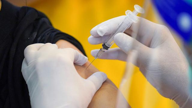 สรุปเบื้องต้น บุคลากรทางการแพทย์หญิงไม่ได้แพ้วัคซีนโควิด เป็นอาการข้างเคียง