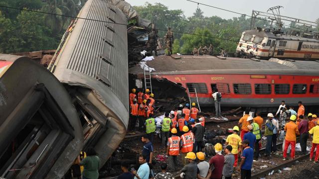 สุดสลด เหตุโศกนาฏกรรมรถไฟชนกันที่อินเดีย ยอดตายพุ่งทะลุ 280 ศพแล้ว (คลิป)