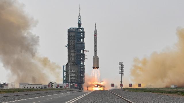 จีนฉลุย ปล่อยยานเสินโจว-16 สู่อวกาศ นำพลเรือนคนแรกไปสถานีเทียนกง (คลิป)