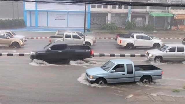 พายุฝนถล่มเมืองโคราช ต้นไม้ล้มขวางทาง น้ำท่วมถนน