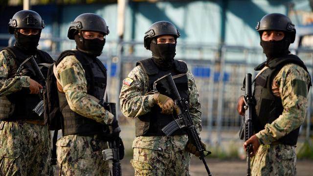 ระทึก จนท.เอกวาดอร์บุกเรือนจำ ช่วยผู้คุมถูกนักโทษจับเป็นตัวประกัน (คลิป)