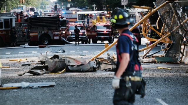 ไฟไหม้เครนก่อสร้างตึกสูง 54 ชั้น กลางนครนิวยอร์ก ร่วงใส่คนบาดเจ็บ 6 ราย (คลิป)