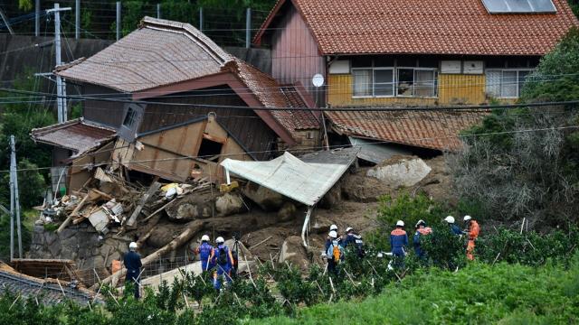ญี่ปุ่นอ่วม ฝนกระหน่ำคิวชู ทำน้ำท่วม-ดินถล่ม ดับแล้ว 7 ศพ หายอีก 2 (คลิป)