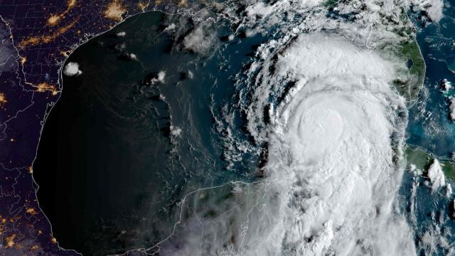 สะพรึง พายุ ‘อิดาเลีย’ ทวีกำลัง ขึ้นเป็นเฮอริเคนระดับ 3 จ่อถล่มฟลอริดา (คลิป)