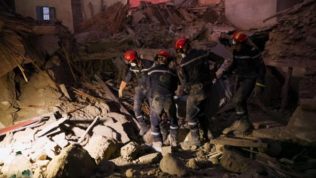 เหยื่อแผ่นดินไหวโมร็อกโกทะลุ 2,100 ศพ กู้ภัยแข่งกับเวลาช่วยผู้รอดชีวิต (คลิป)