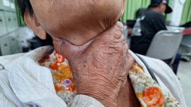 หนุ่มวัย 42 คึกหลังดูหนังโป๊ ดอดขึ้นบ้านบีบคอสาวโสดวัย 74