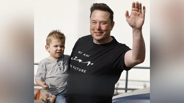 "อีลอน มัสก์" พาลูกชายวัย 3 ขวบ ชมโรงงาน Tesla ที่เยอรมนี