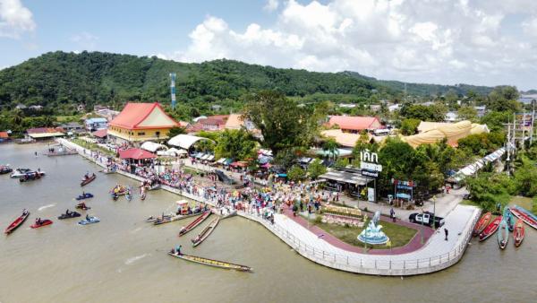 จัดอลังการขบวนเรือหางยาว 50 ลำ แห่กฐินทางน้ำวันลอยกระทง วัดแหลมพ้อ เกาะยอ