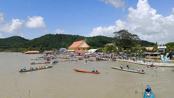 จัดอลังการขบวนเรือหางยาว 50 ลำ แห่กฐินทางน้ำวันลอยกระทง วัดแหลมพ้อ เกาะยอ