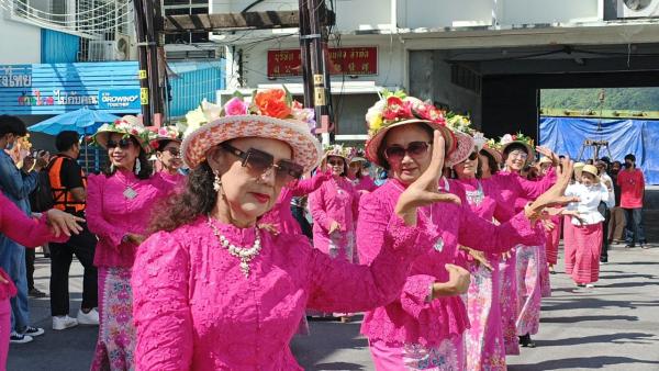 จัดอลังการขบวนเรือหางยาว 50 ลำ แห่กฐินทางน้ำวันลอยกระทง วัดแหลมพ้อ เกาะยอ