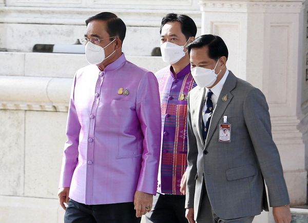 ปัดทะเลาะ "บิ๊กป้อม" "บิ๊กตู่" ยันยังไม่ย้าย หย่าศึก 2 พรรค "อนุทิน" กับ "จุรินทร์"