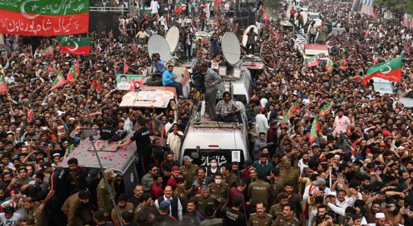 หวั่นอนาคตทางการเมืองปากีสถานรุนแรงซ้ำรอย หลังเกิดเหตุลอบยิง "อิมราน ข่าน"