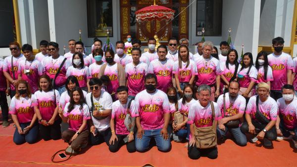 ชาวบ้านร่วมพิธี ปลุกเสกวัตถุมงคล "หลวงปู่นิ่ม" ไม่พลาดส่อง "เลขเด็ด" ไปลุ้นโชค (คลิป)