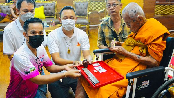 ชาวบ้านร่วมพิธี ปลุกเสกวัตถุมงคล "หลวงปู่นิ่ม" ไม่พลาดส่อง "เลขเด็ด" ไปลุ้นโชค (คลิป)