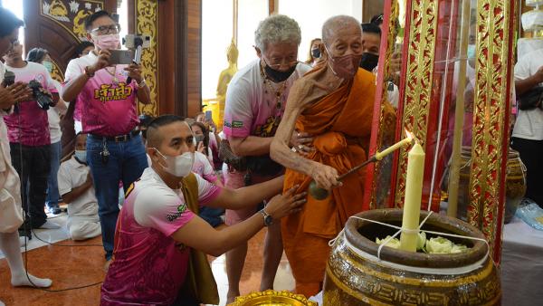 ชาวบ้านร่วมพิธี ปลุกเสกวัตถุมงคล "หลวงปู่นิ่ม" ไม่พลาดส่อง "เลขเด็ด" ไปลุ้นโชค (คลิป)