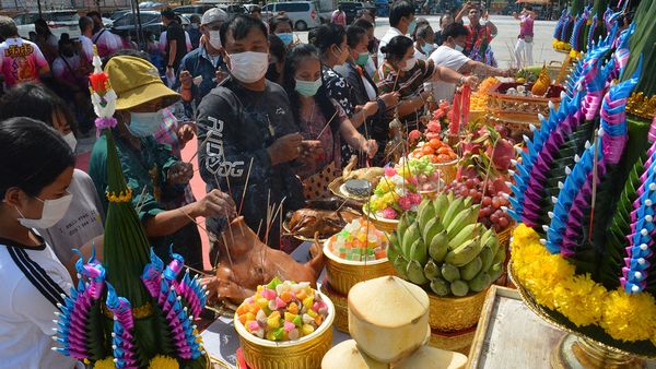 ชาวบ้านร่วมพิธี ปลุกเสกวัตถุมงคล "หลวงปู่นิ่ม" ไม่พลาดส่อง "เลขเด็ด" ไปลุ้นโชค (คลิป)