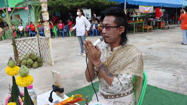 ชาวบ้านร่วมพิธีบวงสรวง "ท้าวเวสสุวรรณ" ไม่ผิดหวังได้ "เลขเด็ด" ลุ้นเฮโค้งสุดท้าย