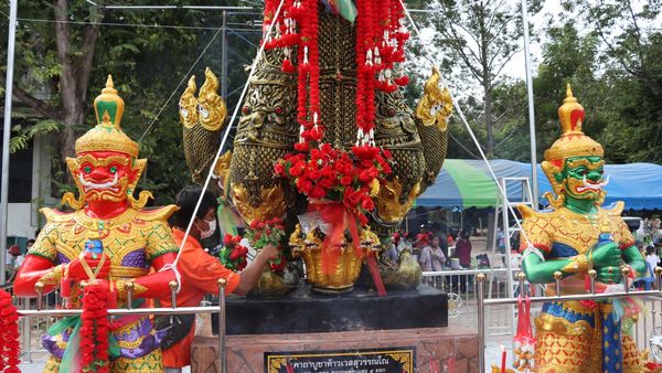 ชาวบ้านร่วมพิธีบวงสรวง "ท้าวเวสสุวรรณ" ไม่ผิดหวังได้ "เลขเด็ด" ลุ้นเฮโค้งสุดท้าย