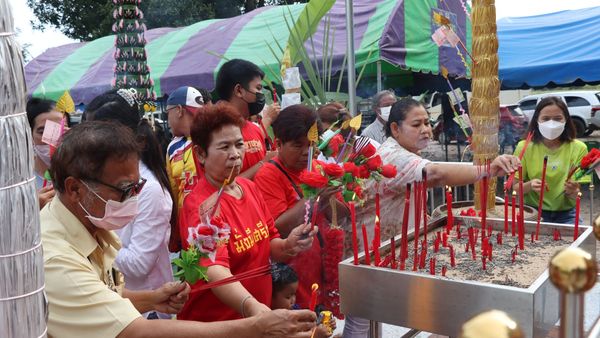 ชาวบ้านร่วมพิธีบวงสรวง "ท้าวเวสสุวรรณ" ไม่ผิดหวังได้ "เลขเด็ด" ลุ้นเฮโค้งสุดท้าย