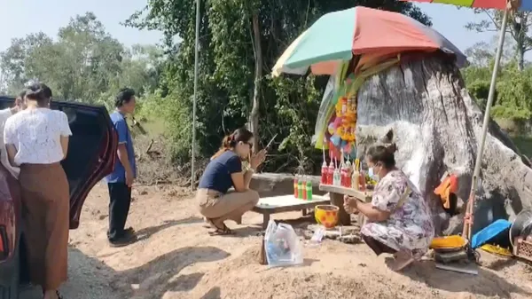 แห่ขอ "เลขเด็ด" เจ้าแม่ตะเคียนทอง เชื่อเคยให้โชคถูกหวยเกือบทั้งหมู่บ้าน (คลิป)