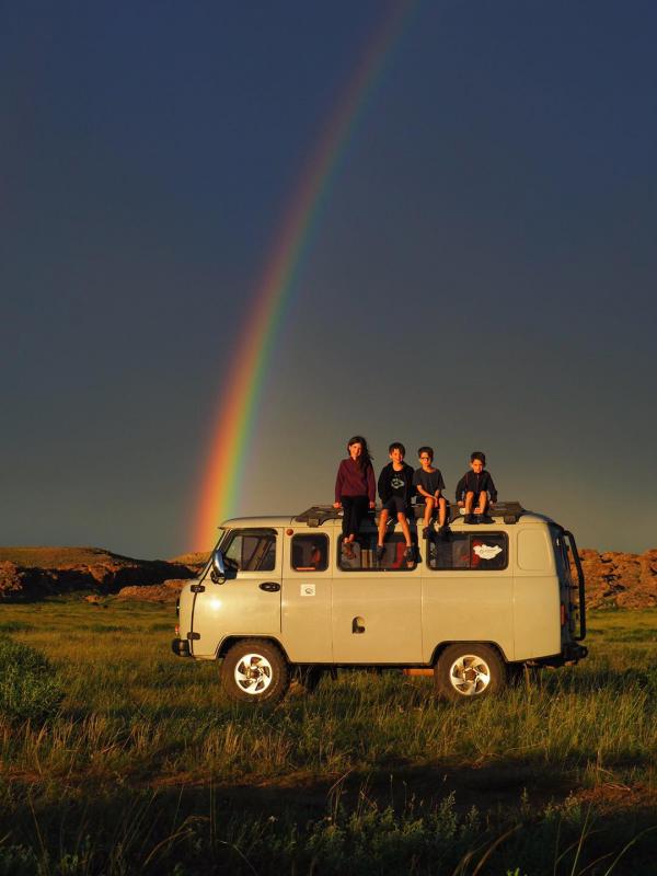 พ่อแม่แคนาดาพาครอบครัวเที่ยวรอบโลก ก่อนลูก 3 คนจะสูญเสียการมองเห็น