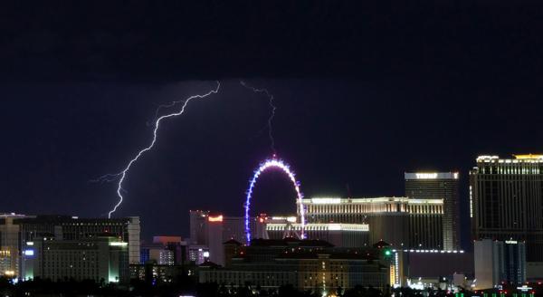 นักวิทย์เตือน ทำไมไม่ควรอาบน้ำขณะมีพายุฝนฟ้าคะนอง