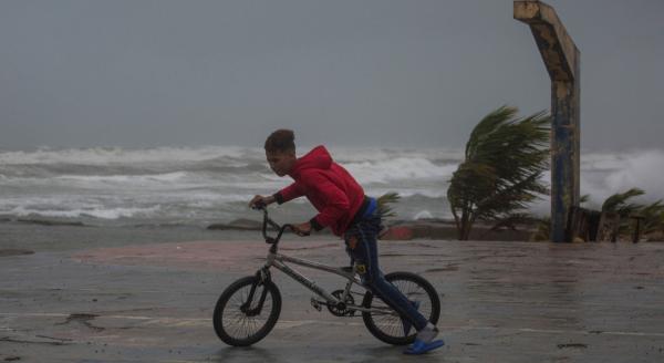 นักวิทย์เตือน ทำไมไม่ควรอาบน้ำขณะมีพายุฝนฟ้าคะนอง