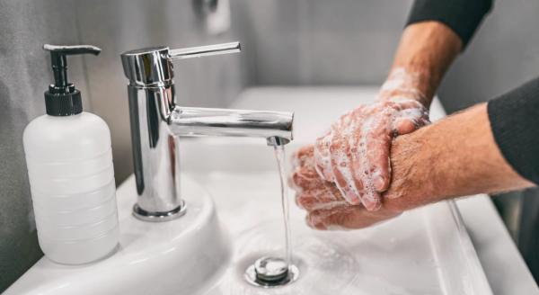 นักวิทย์เตือน ทำไมไม่ควรอาบน้ำขณะมีพายุฝนฟ้าคะนอง