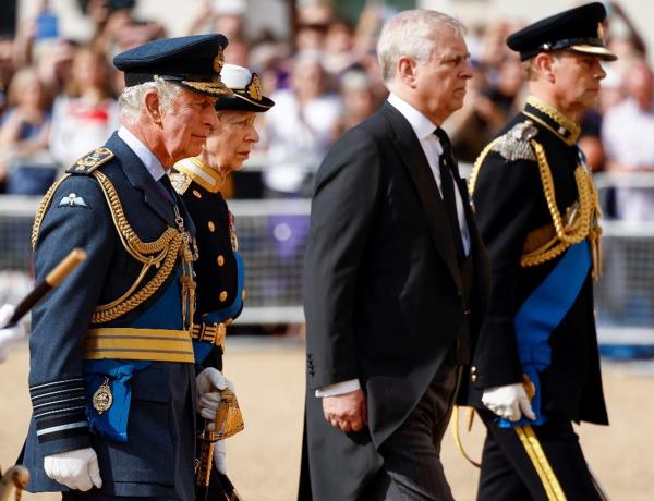 ประมวลภาพ ขบวนอัญเชิญพระบรมศพควีนเอลิซาเบธที่ 2 สู่เวสต์มินสเตอร์ ฮอลล์