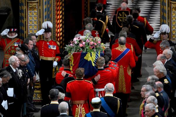 เจ้าชายจอร์จ เจ้าหญิงชาร์ลอตต์ ร่วมทรงพระดำเนิน ในพระราชพิธีพระบรมศพควีน