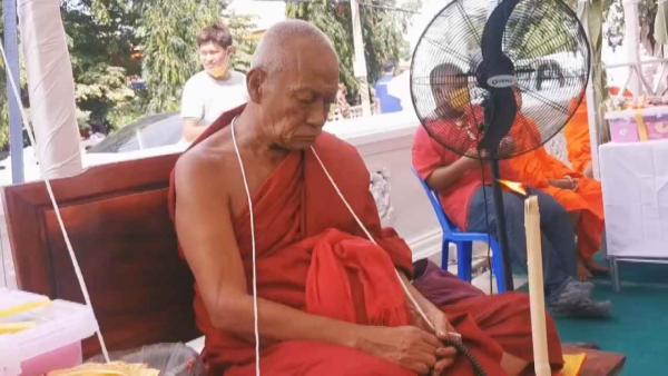 คอหวยส่อง "เลขเด็ด" พิธีอัญเชิญท้าวเวสสุวรรณ 3 องค์ ลุ้นโชคงวดนี้