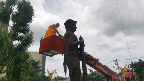 คอหวยส่อง "เลขเด็ด" พิธีอัญเชิญท้าวเวสสุวรรณ 3 องค์ ลุ้นโชคงวดนี้