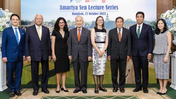 "บุญธรรม และ ศุภลักษณ์" รับน้ำใจมอบถุงยังชีพช่วยเหลือคนโดนน้ำท่วม