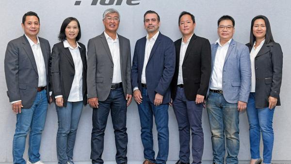 "บุญธรรม และ ศุภลักษณ์" รับน้ำใจมอบถุงยังชีพช่วยเหลือคนโดนน้ำท่วม