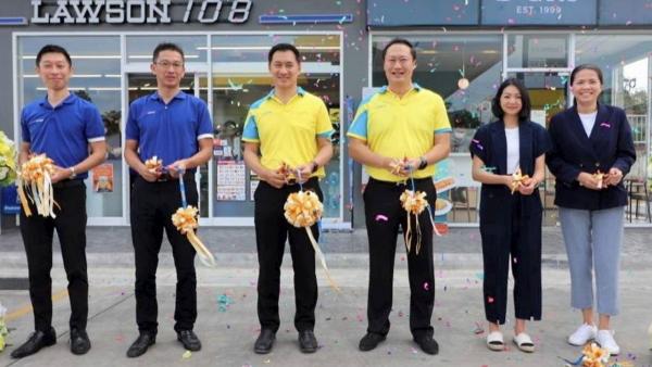 "บุญธรรม และ ศุภลักษณ์" รับน้ำใจมอบถุงยังชีพช่วยเหลือคนโดนน้ำท่วม