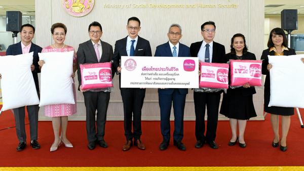 "บุญธรรม และ ศุภลักษณ์" รับน้ำใจมอบถุงยังชีพช่วยเหลือคนโดนน้ำท่วม