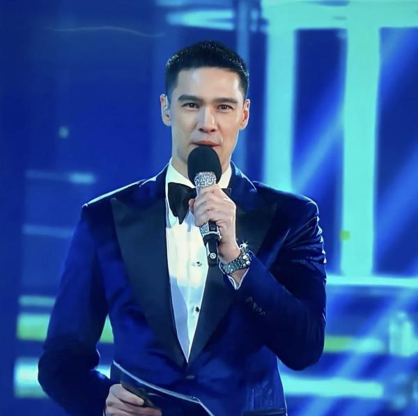 หล่อตะโกน แมทธิว ทำแฟนนางงามละสายตาไม่ได้เลย หลังรับหน้าที่พิธีกรเวทีโลก