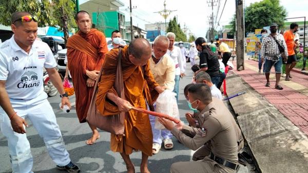 สาธุชนเมืองคอน รอต้อนรับ "หลวงตาบุญชื่น" ไม่พลาดส่อง "เลขทะเบียนรถ" ทีมงาน ไปลุ้นโชค