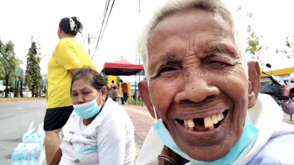 สาธุชนเมืองคอน รอต้อนรับ "หลวงตาบุญชื่น" ไม่พลาดส่อง "เลขทะเบียนรถ" ทีมงาน ไปลุ้นโชค