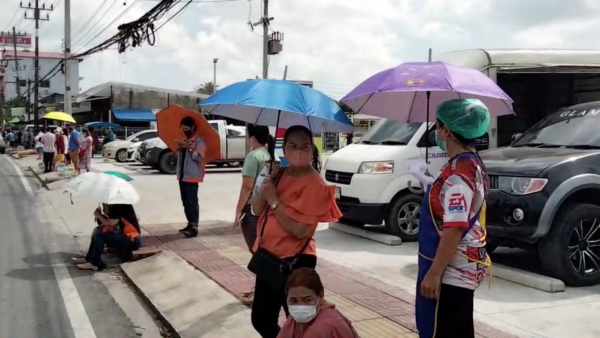 สาธุชนเมืองคอน รอต้อนรับ "หลวงตาบุญชื่น" ไม่พลาดส่อง "เลขทะเบียนรถ" ทีมงาน ไปลุ้นโชค