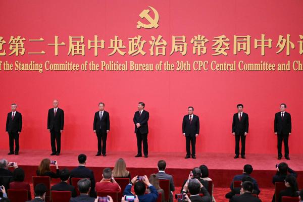 โลกของผู้ชายในการเมืองจีน: คณะโปลิตบูโรชุดใหม่ที่ไร้ผู้หญิง