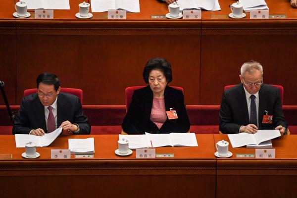 โลกของผู้ชายในการเมืองจีน: คณะโปลิตบูโรชุดใหม่ที่ไร้ผู้หญิง