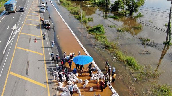 อดีตส.ส.จมน้ำดับ ฝืนขับรถฝ่าน้ำท่วม อีสานล่างยังจม ใต้ฝนถล่มหนัก ภาคกลางอ่วม (คลิป)