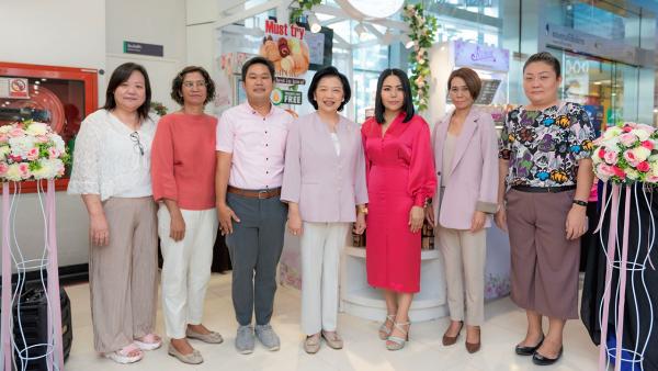 "ฐาปน สิริวัฒนภักดี" มอบกล้อง Leica รุ่น M10-P ให้ อันเดรอัส คอฟฟ์แมนน์ เพื่อเก็บรักษา