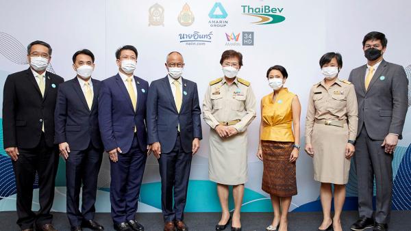 "ฐาปน สิริวัฒนภักดี" มอบกล้อง Leica รุ่น M10-P ให้ อันเดรอัส คอฟฟ์แมนน์ เพื่อเก็บรักษา