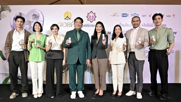 "ฐาปน สิริวัฒนภักดี" มอบกล้อง Leica รุ่น M10-P ให้ อันเดรอัส คอฟฟ์แมนน์ เพื่อเก็บรักษา