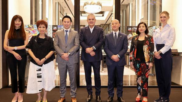 "ฐาปน สิริวัฒนภักดี" มอบกล้อง Leica รุ่น M10-P ให้ อันเดรอัส คอฟฟ์แมนน์ เพื่อเก็บรักษา