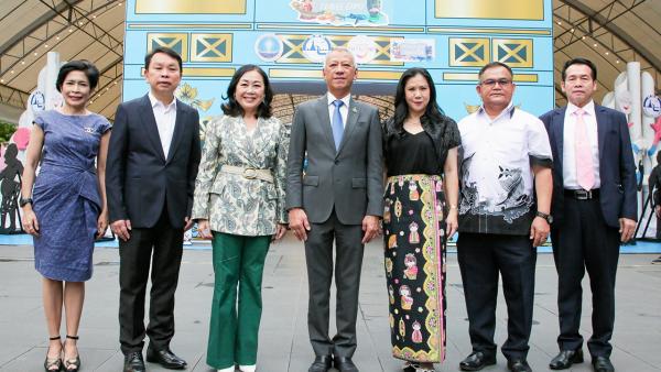 "ฐาปน สิริวัฒนภักดี" มอบกล้อง Leica รุ่น M10-P ให้ อันเดรอัส คอฟฟ์แมนน์ เพื่อเก็บรักษา